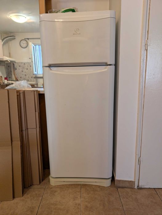 Frigider Indesit cu congelator separat