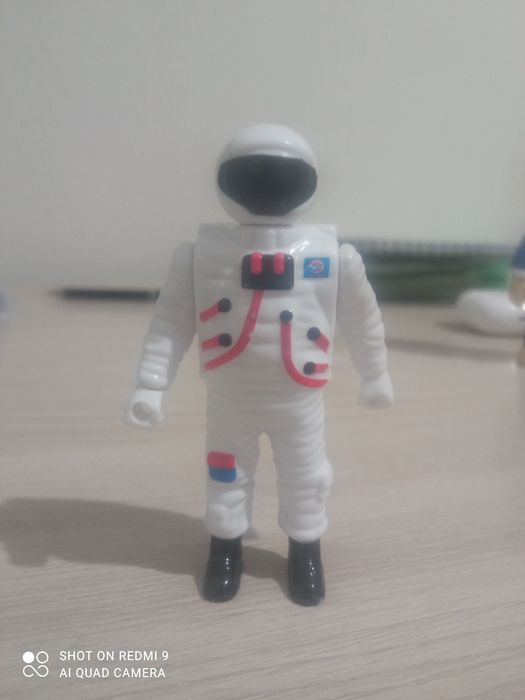 Продам космонавта игрушка