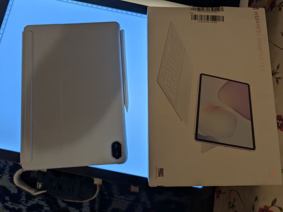 Huawei matePad 11.5 cu stylus și tastatura
