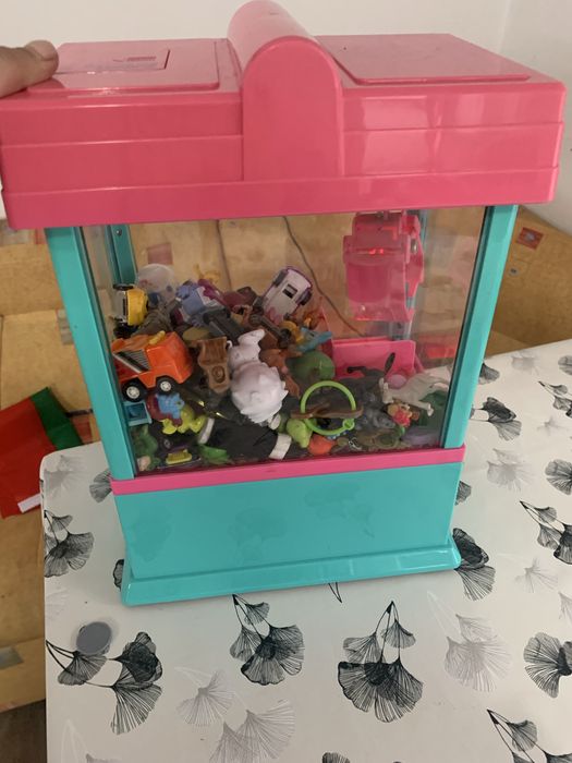 Claw machine/играчка-щипка с подарък мини играчки към нея