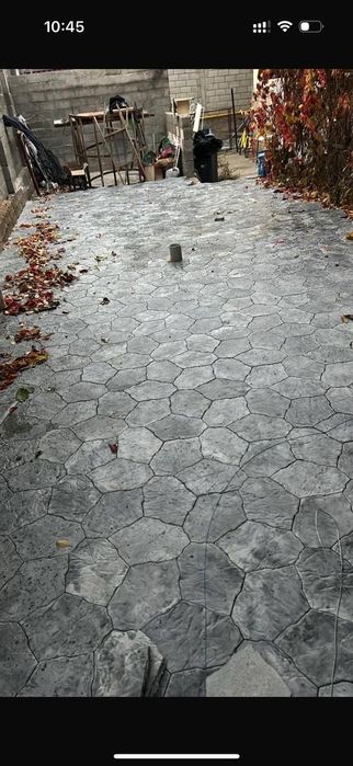 Брусчатка с эффектом мрамора, прочная и красивая.