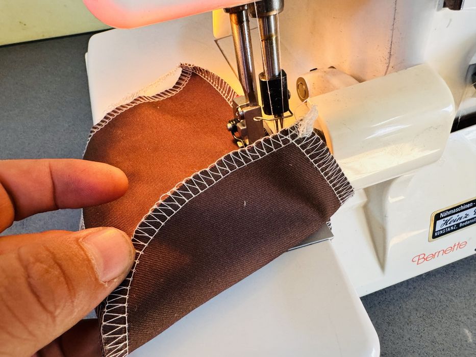 Masina de surfilat 4 fire Berninna Bernette 134 D cu piese metalice