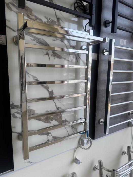 Полотенцесушитель с полочкой от производителя с гарантийным талоном.