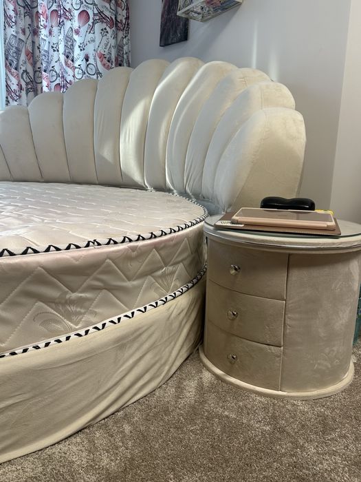 Кръгла спалня с матрак и нощно шкафче