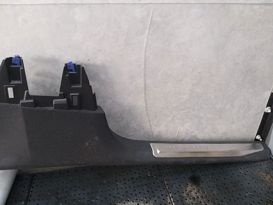 Capac prag stanga fata citroen c5 aircross 9816831677 9816831677