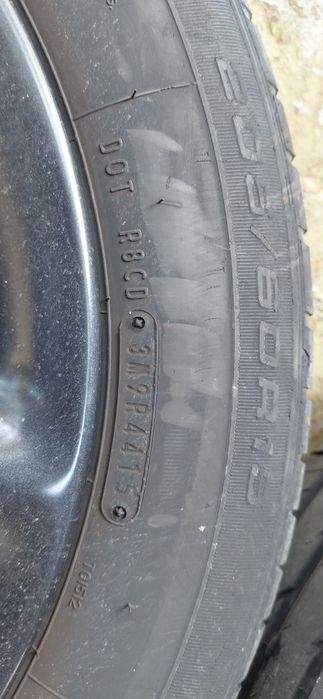 Vand 4 jante  205 60 R15  cu anvelope vara