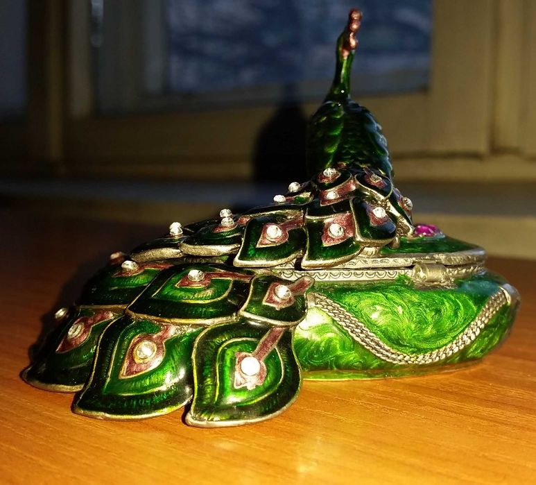 Кутия за бижута- масивен бронз, инкрустирана с камъни