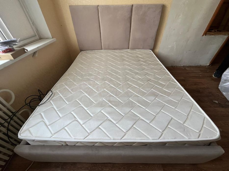 Кровать с матрасом