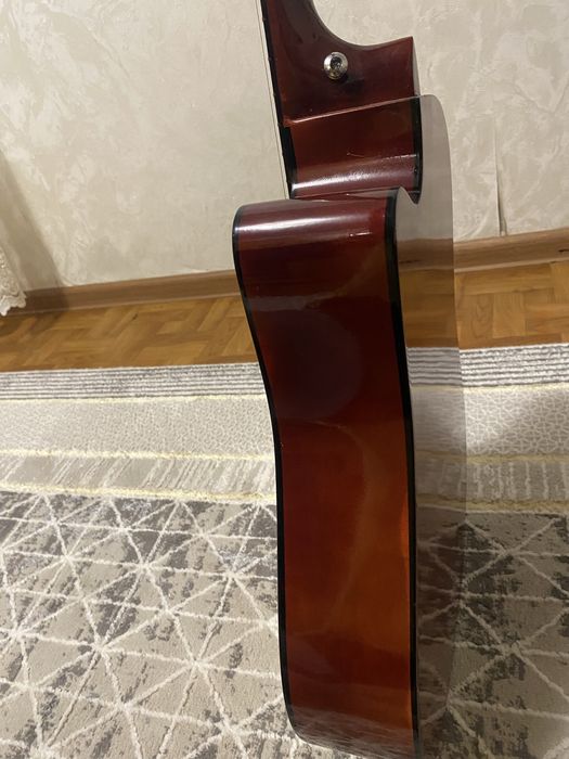 Акустическая гитара в отличном состояний!