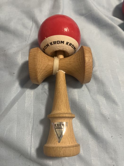 Kendama krom originala cu rulment are grip o dau si la schimb