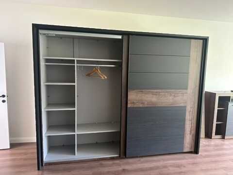Голям гардероб с плъзгащи врати 280×65×220 см
