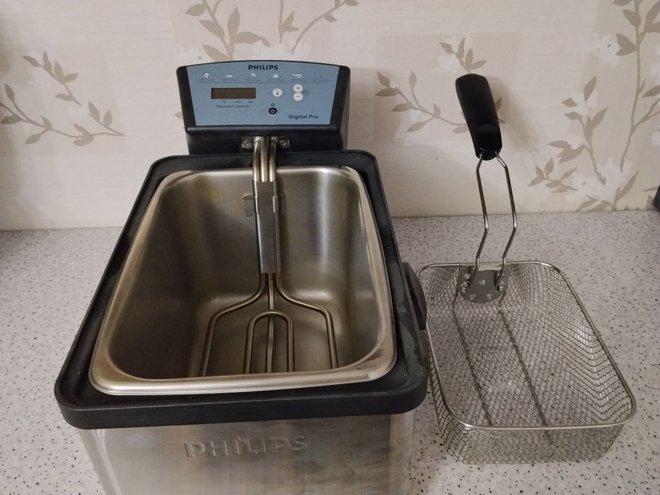 Продам фритюрницу Philips HD6161
