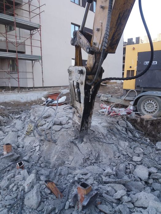 Inchiriere Buldoexcavator caterpillar cu picon si autobasculante 8x4