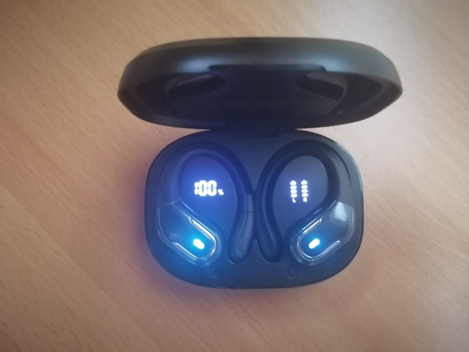 Безжични  черни слушалки зад ухото. Перфектни!!!
Батерията държи много