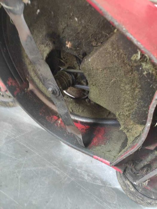 Mașina de tuns iarba cu motor pe benzina Honda