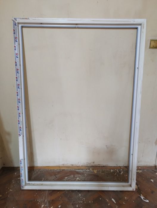 PVC дограма,балконски пистолет и  два отваряеми и прозореца.