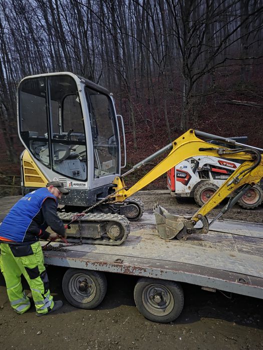 Închiriez Miniexcavator