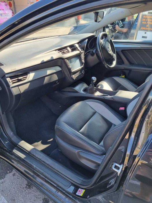 Продавам Toyota Avensis