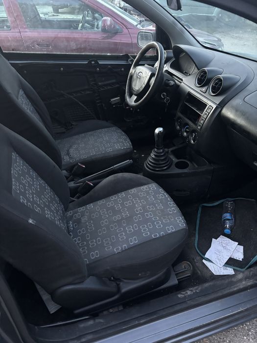 Форд фиеста 1.4 бензин. На части.