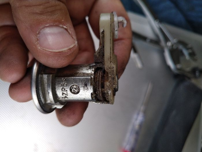 Reparatii contacte blocate. Tobias Locksmith SRL