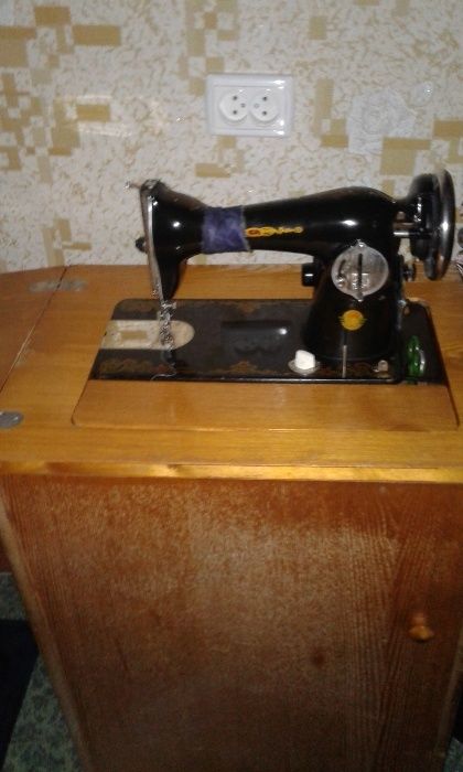 Продам швейную машинку с тумбой.
