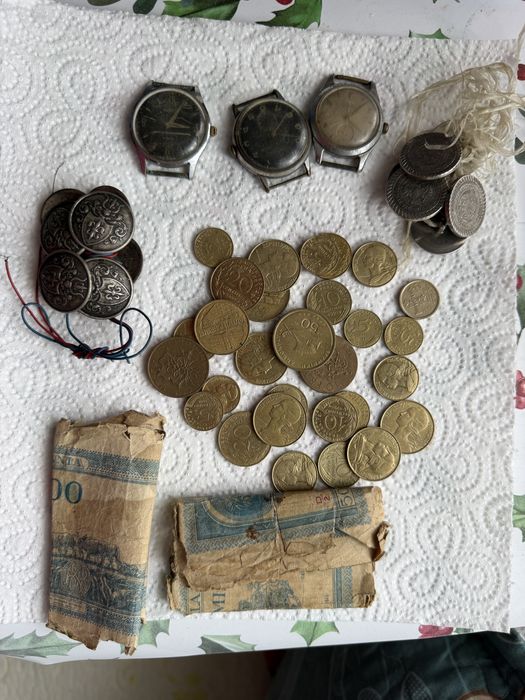 Tablouri Vechi si banuti ceasuri si bani nasturi