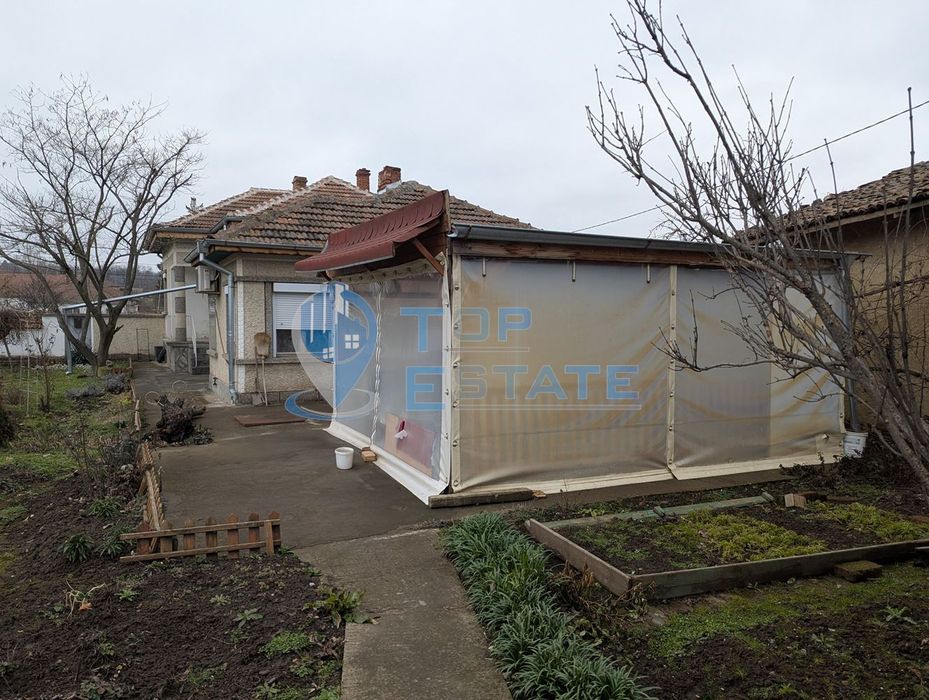 Обзаведена тухлена къща с кладенец в село Поликраище, област Велико Т