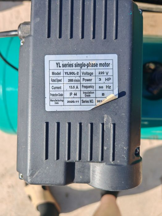 Продаётся компрессор 100л.  230уе