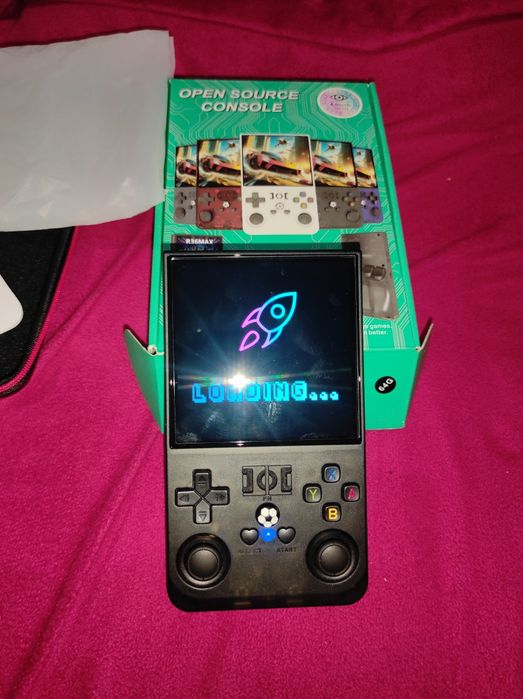 R36MAX  портативная ретро игравая мини консоль.