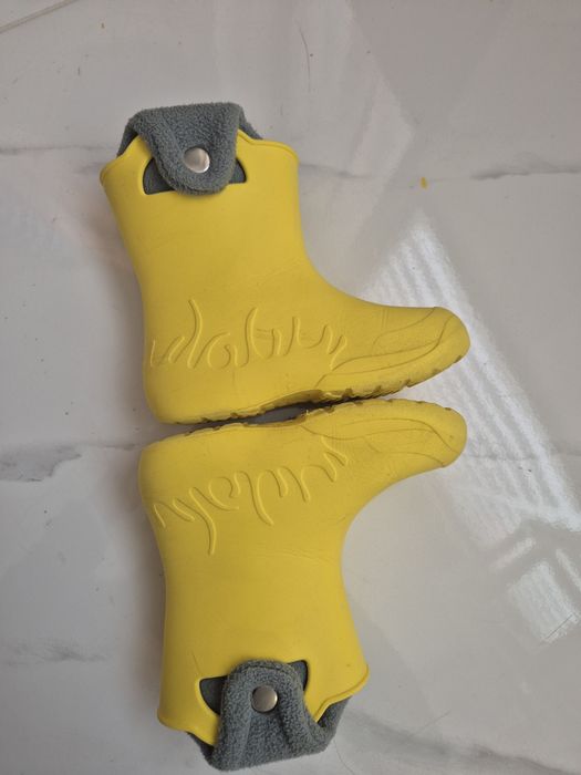 Жълти ботуши жабки