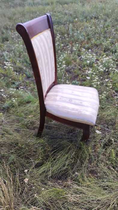 Стулья из дерева.