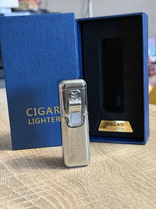 Газова ветроупорна метална запалка, за подарък.