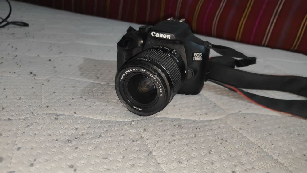 Aparat foto Canon EOS 1300D cu obiectiv 18-55mm