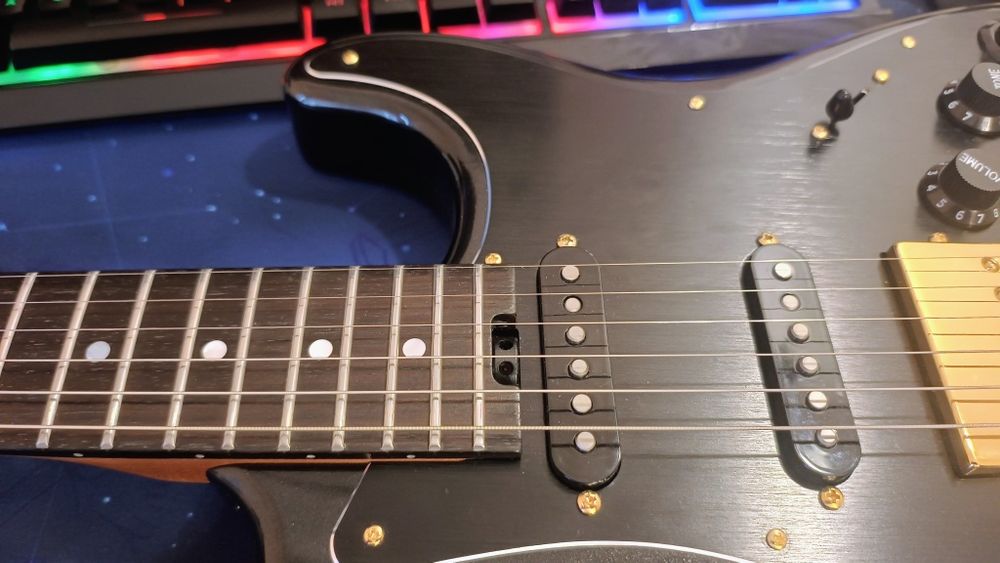 Chitara electrica Mooer GTRS S900W PB + Pedală GW4 + Husă – Stare excelentă
