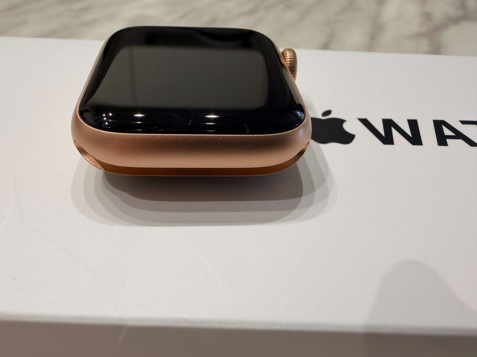 Apple Watch SE 40MM - Gold Aluminum Case Starlight Sport Band