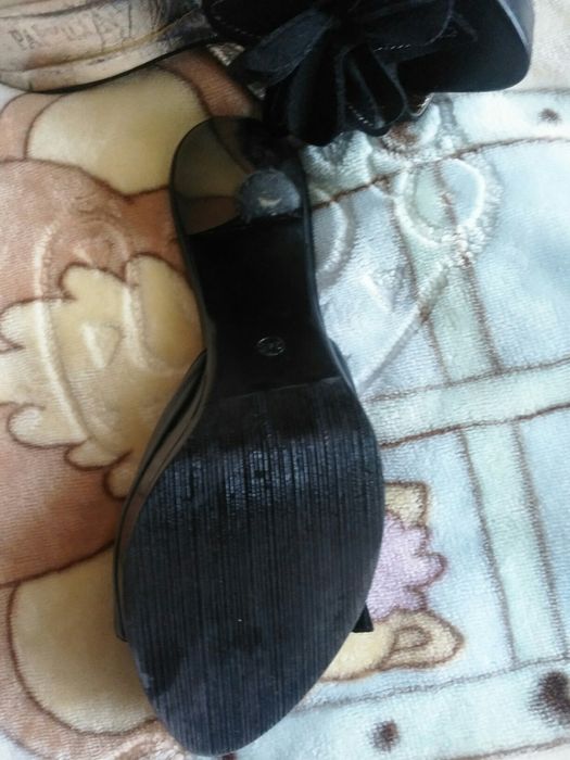 Шлепки на высоком каблуке