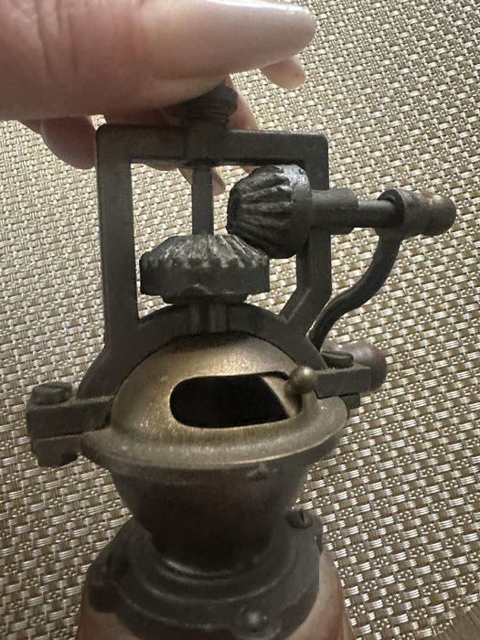 Rasnita veche mecanism tocit