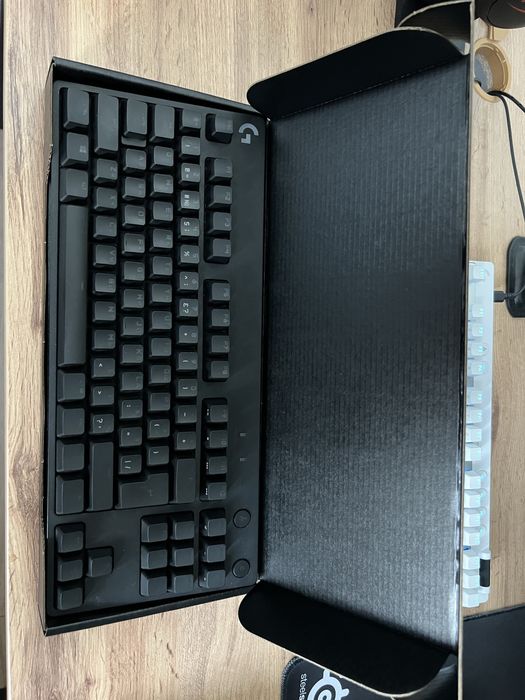 Logitech G Pro  черная игровая клавиатура