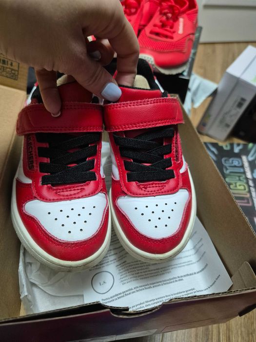 Adidasi skechers mar 27