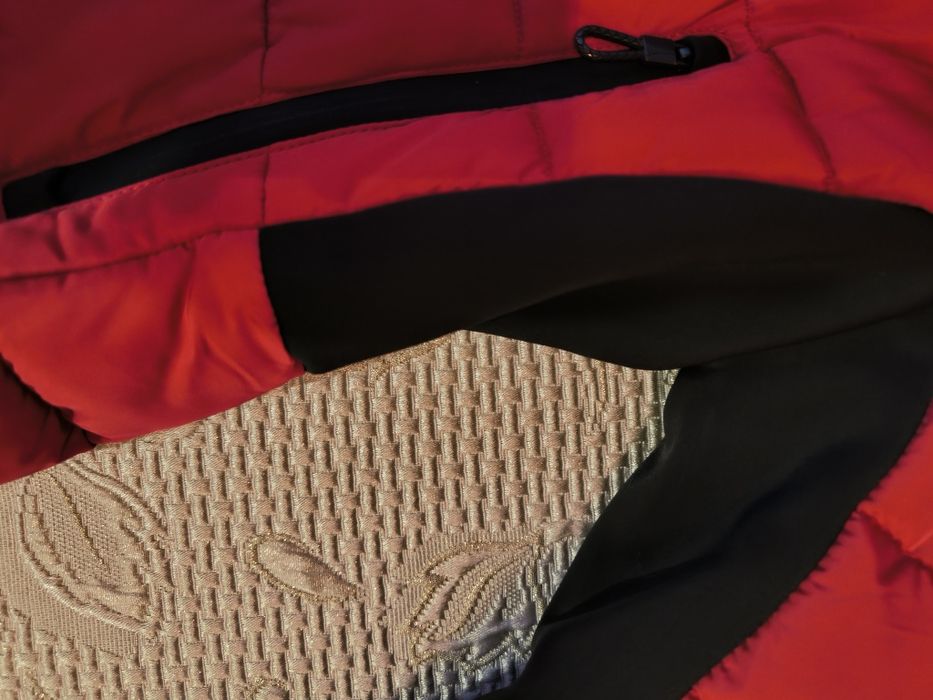 Червено зимно яке