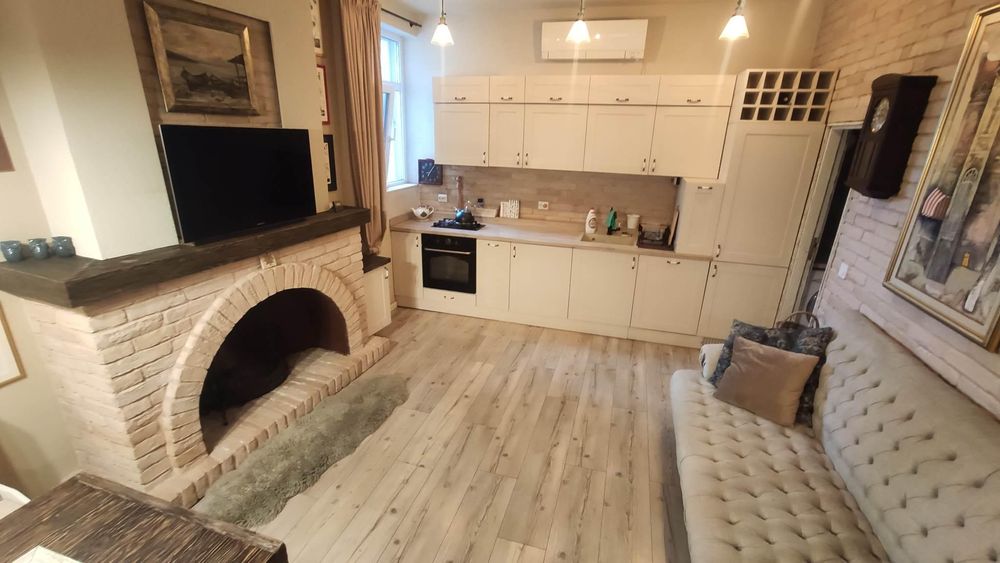 Дава се под наем Тристаен апартамент в Бургас, Център - 70 кв.м за 765 € - Снимка #1