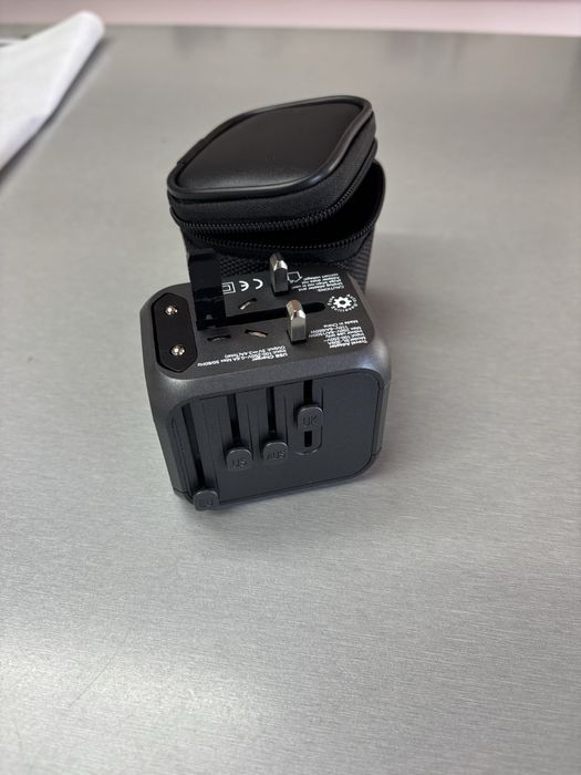 adaptor este echipat cu patru porturi USB-A