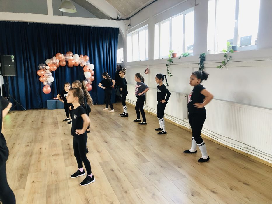 Inscrieri dans modern pentru copii cu varste cuprinse intre 4-16 ani.