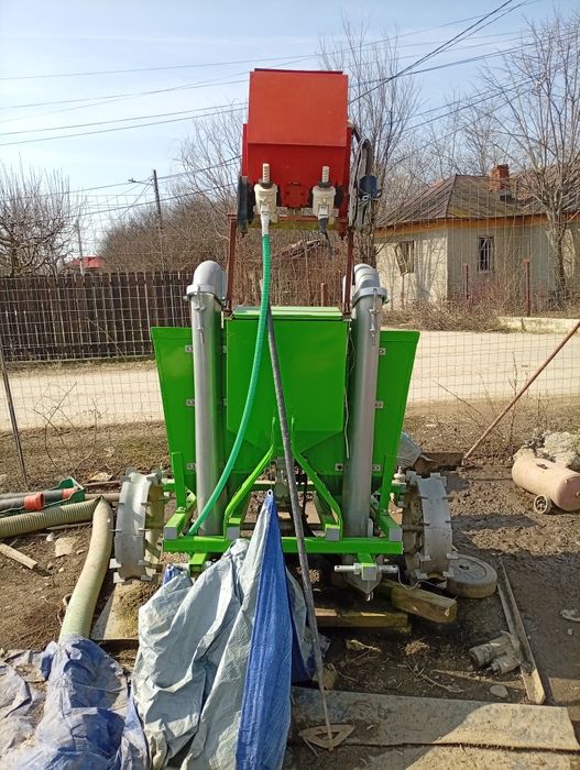 Vând banda de scos cartofi și mașina de plantat cartofi la pachet