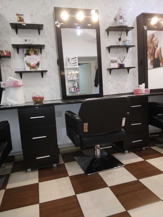 Inchiriez post coafeză,frizerie