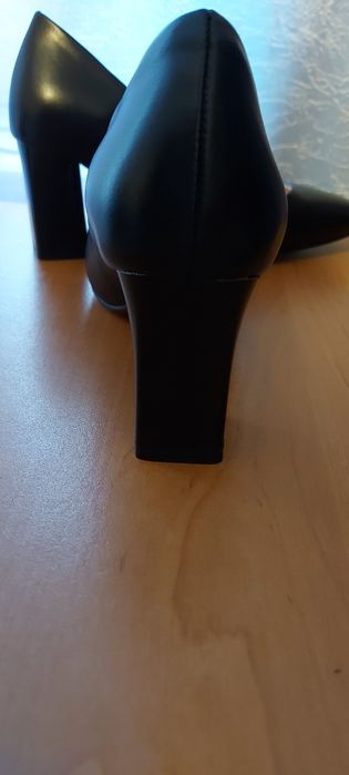 Новые черные туфли