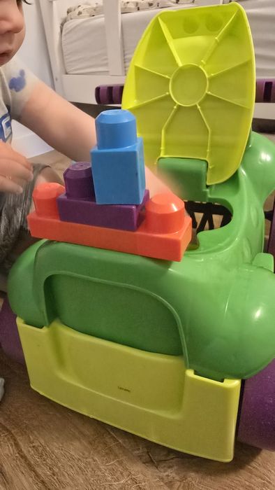 Крокодил за бутане с крачета с много други играчки