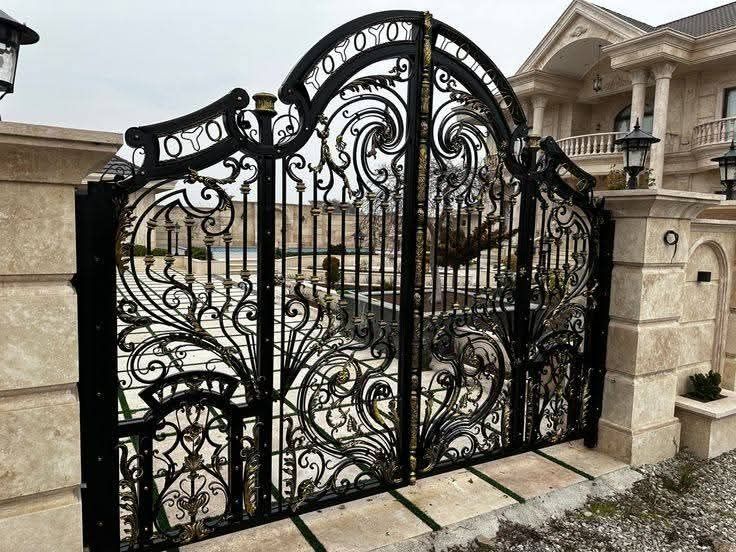 Porți și panouri de gard din fier forjat