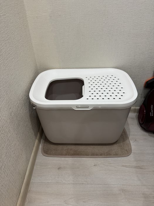 Котешка тоалетна закрита