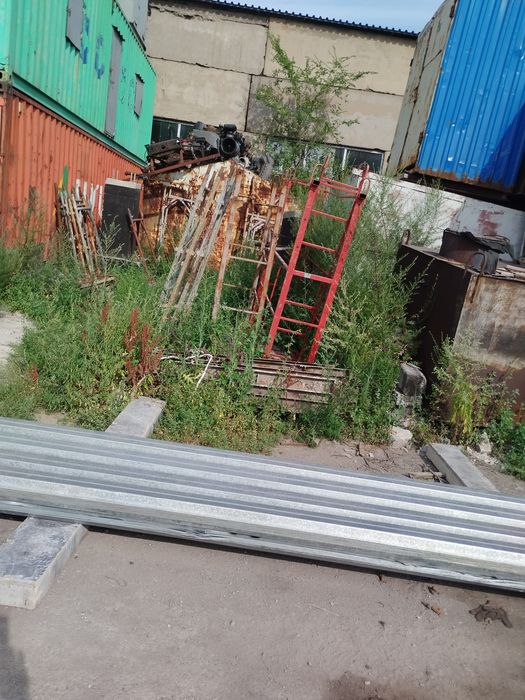 Компрессор,бадья для приёма бетона, подмостки, будки .